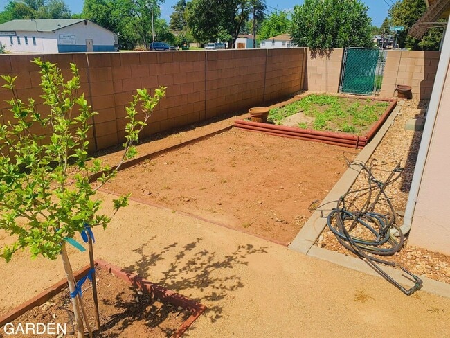 Building Photo - 3 bedroom home w/ large shop & office space!