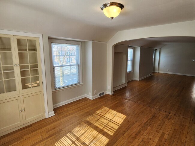 Building Photo - Shorewood 2 bedroom upper