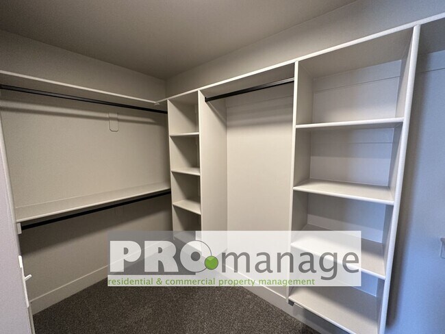 Building Photo - 3 Bed, 2.5 Bath Townhome w/ 2-Car Garage - NEAR NEW - Ammon
