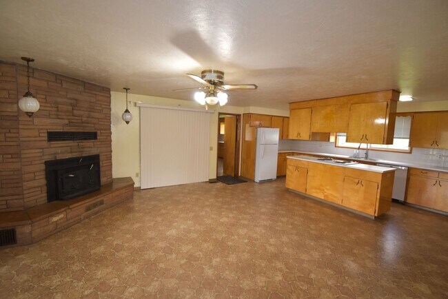 Building Photo - 34885 Lake Creek Dr