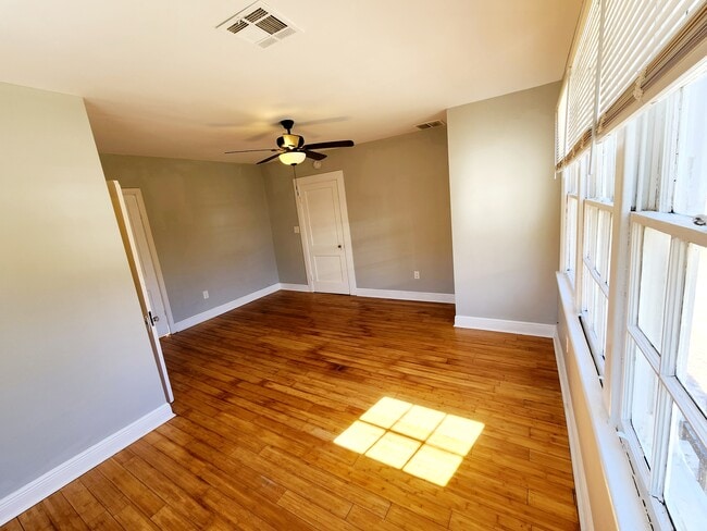 Building Photo - 2333 Pauline St