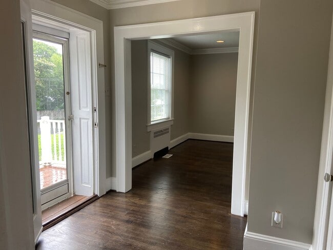 Building Photo - 2 Bedroom, 1 Bathroom House in Burlington!