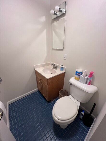 Building Photo - 62 Hillside St