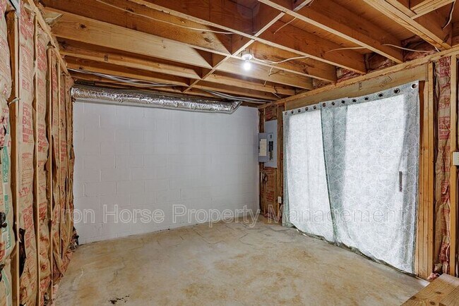 Building Photo - 1060 Windbrooke Ct