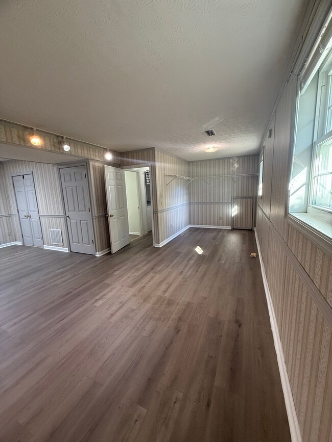 Building Photo - 2 Bedrooms House, Rockingham County