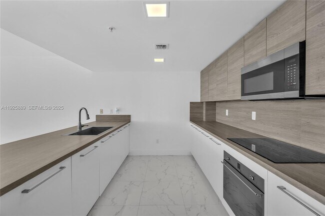 Building Photo - 400 Sunny Isles Blvd