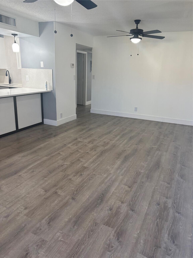 Building Photo - 5492 Courtyard Dr