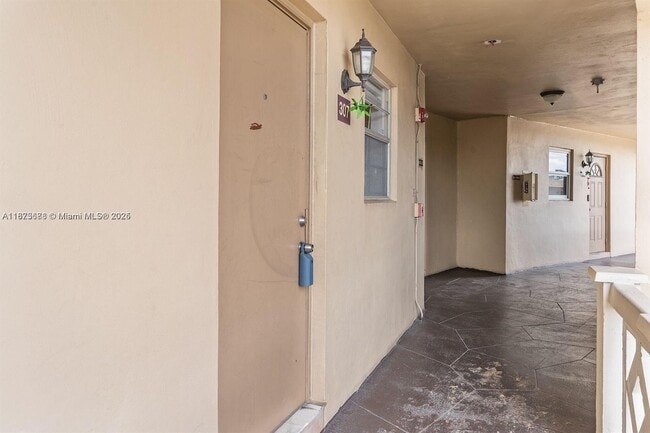 Building Photo - 5011 W Oakland Park Blvd
