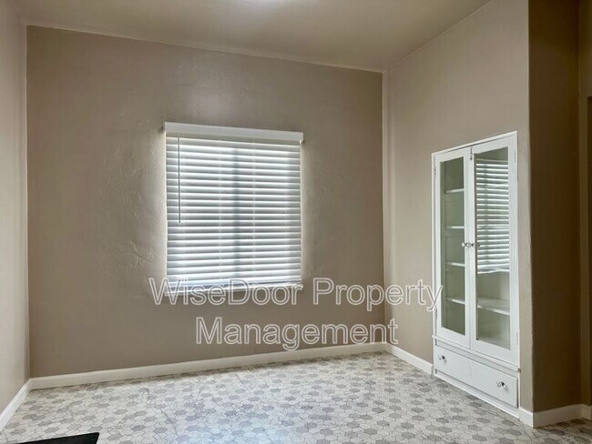 Building Photo - 1030 Leonard Ave