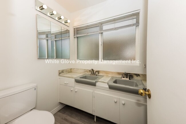 Building Photo - Spacious 4 Bedroom Anaheim Home
