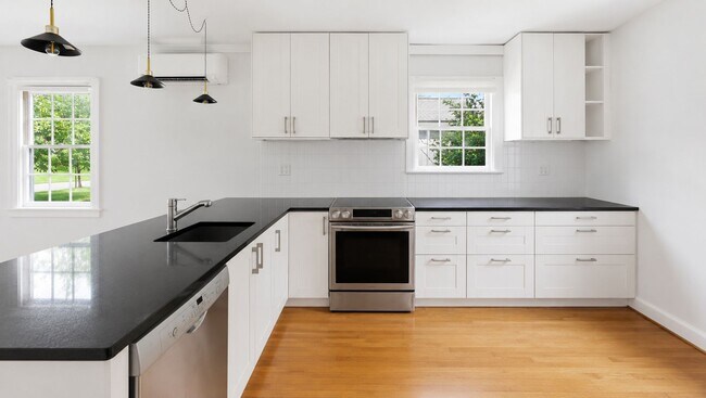 Building Photo - Heart of Woodland Heights just blocks from JRPS, Renovated 2BR / 1.5BA home with gardens