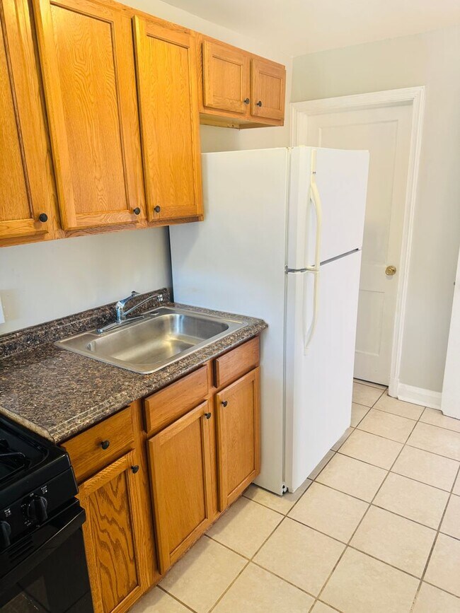 Building Photo - 2 Bedroom  Townhome in Belair-Edison!