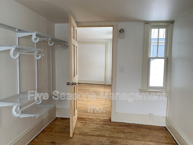 Building Photo - 32 Intervale Ave