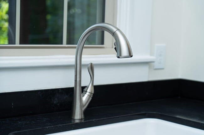 Building Photo - Large 4 Bedroom Home On Oakhurst Circle