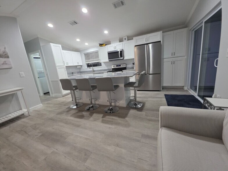 Building Photo - Newly Remodeled / Furnished 2 Bedroom / 2 Bathroom