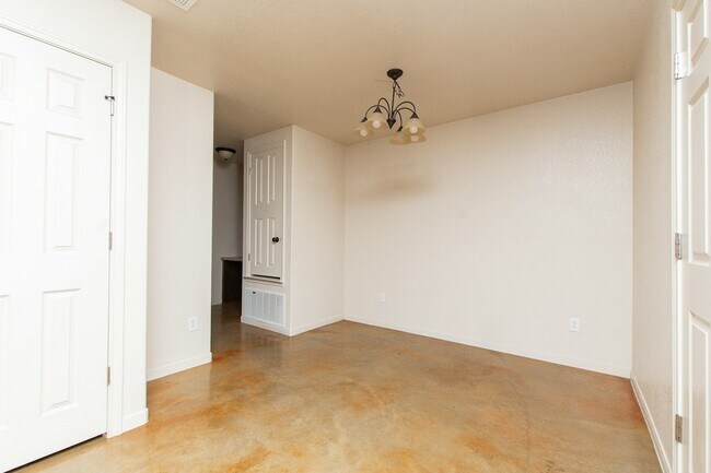 Building Photo - 613 Kendra Dr