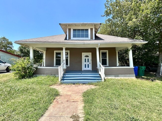 Primary Photo - Inviting 2BR/1BA Single-Level Home with Po...