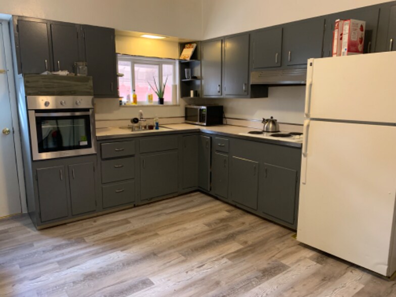 Building Photo - 4637 Plummer St