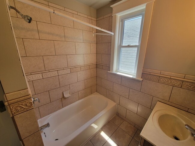 Building Photo - AVAILABLE JUNE 1st - 5 Bed 1.5 Bath Located In East Hillside