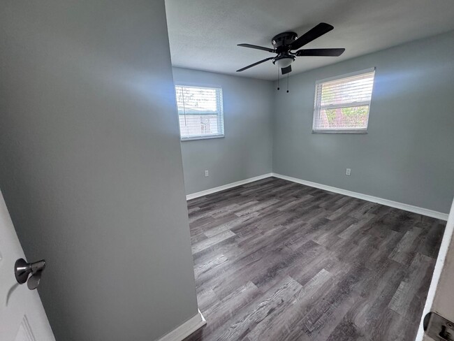 Building Photo - 2 Bedroom 1 Bath Duplex with Washer/Dryer!...