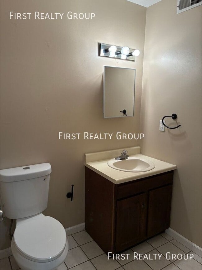 Building Photo - 37 W Lytle-Five Points Rd