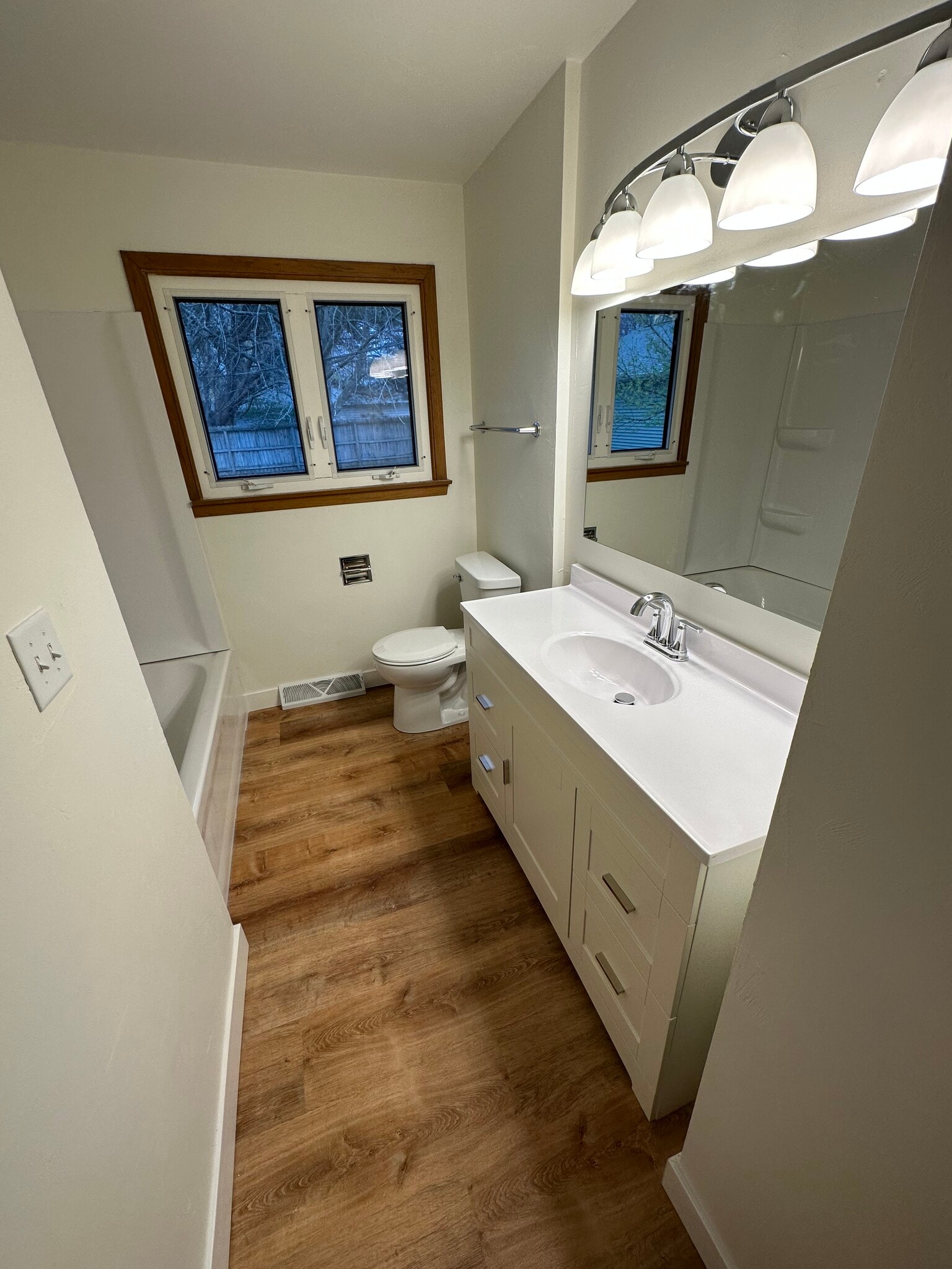 Building Photo - 906 S Christine St