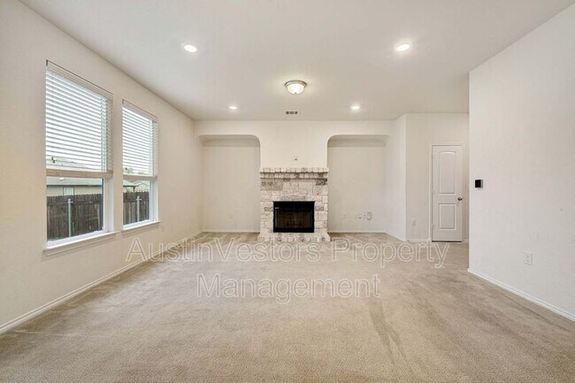 Building Photo - 907 Solitude Dr