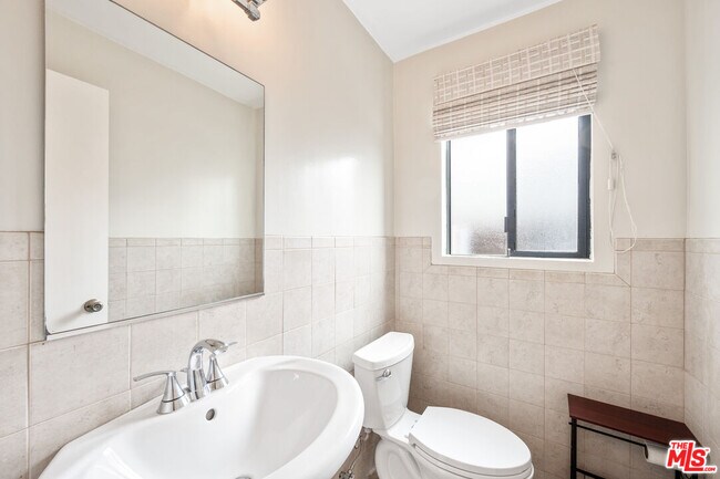 Building Photo - 1425 Centinela Ave