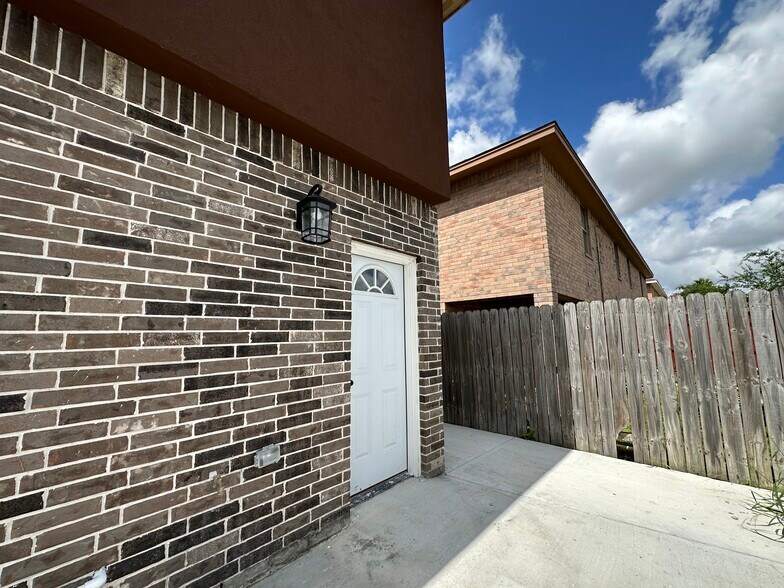 Building Photo - 1308 W Fig Ave