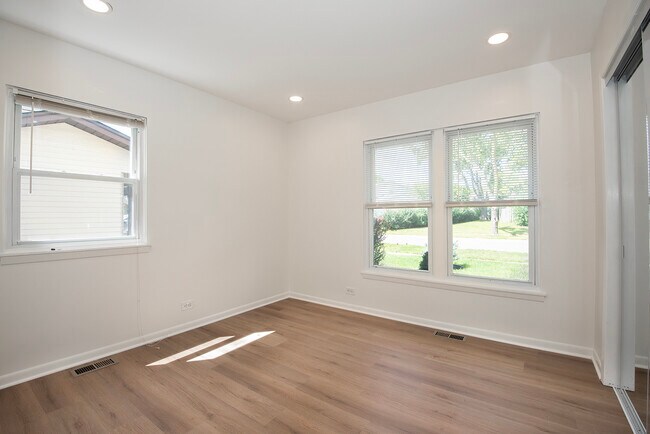 Building Photo - 1021 Lonsdale Rd