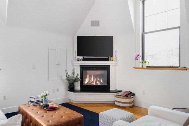 Building Photo - 517 E 6th St