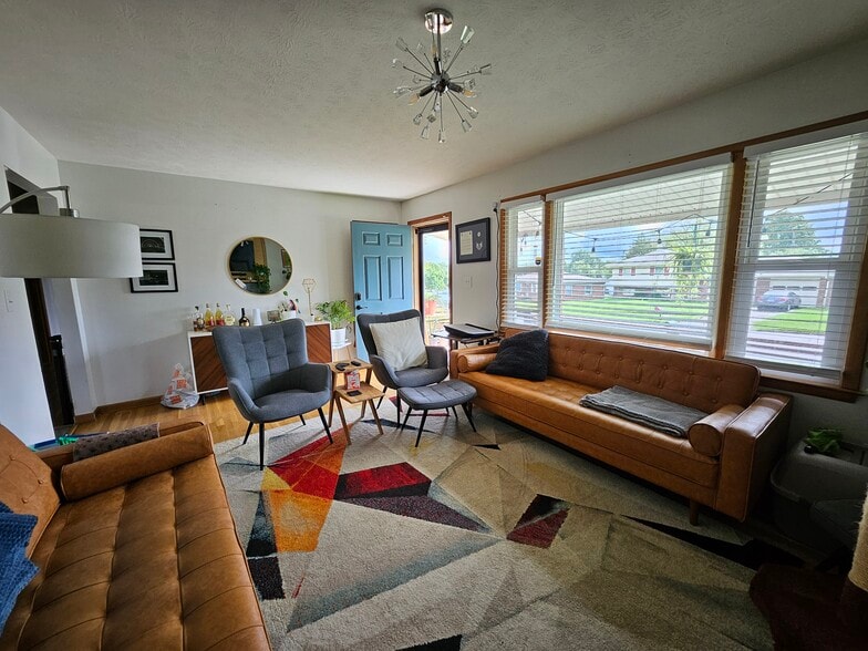Building Photo - 521 Stonehaven Dr