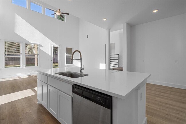 Building Photo - 724 Pinnacle View Dr