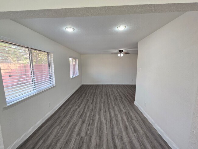 Building Photo - Updated, Energy Efficient 4 Bedroom 2 Bath Home in Golf Course Community