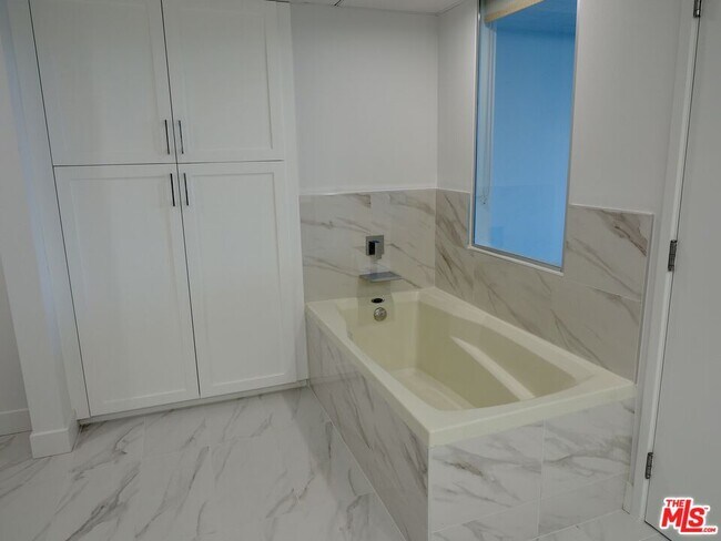 Building Photo - 13700 Marina Pointe Dr