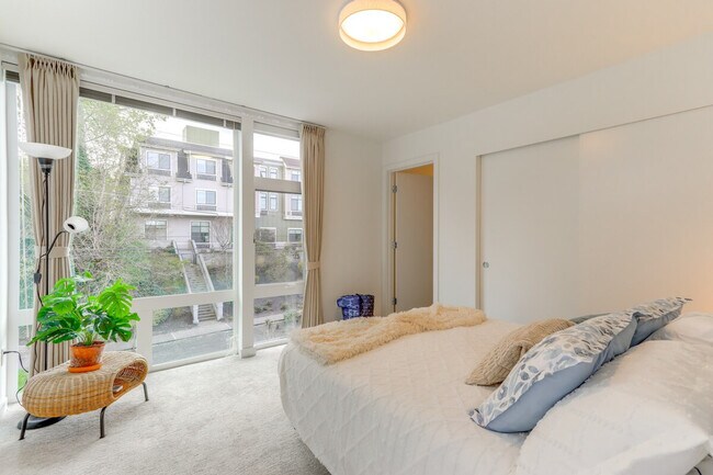 Building Photo - 128A W Florentia St