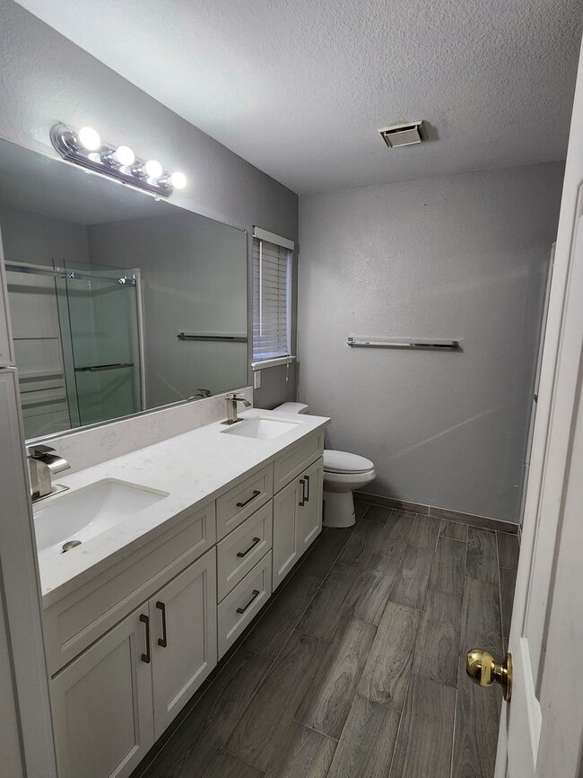 Building Photo - 3 Bedroom 2 Bath in HOA Community with Com...