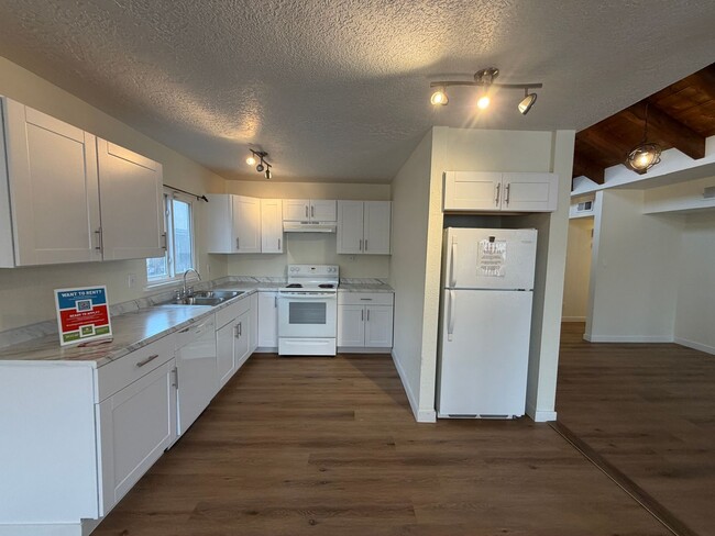 Building Photo - 3 Bedroom Single Story Home Available Near Constitution Ave NE & San Pedro Dr NE!