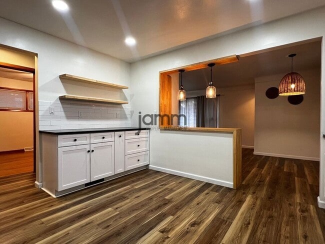 Building Photo - 2702 Grovewood Ave