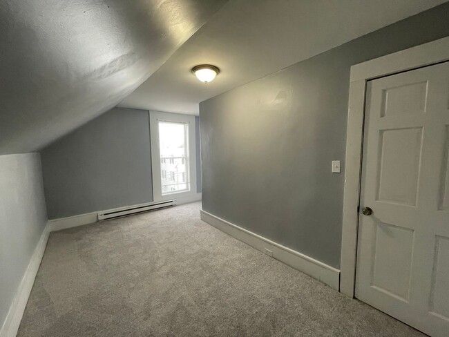 Building Photo - Second floor 4 Bedroom 1 Bathroom Two Stor...