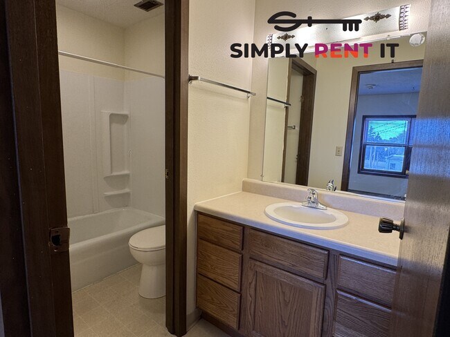 Building Photo - Renovated 2 bedroom, Story City