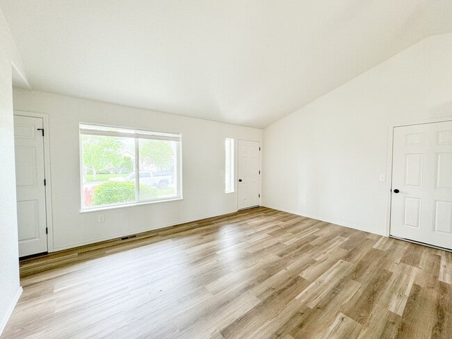 Building Photo - 3 Bed - 2 Bath - Fenced Yard