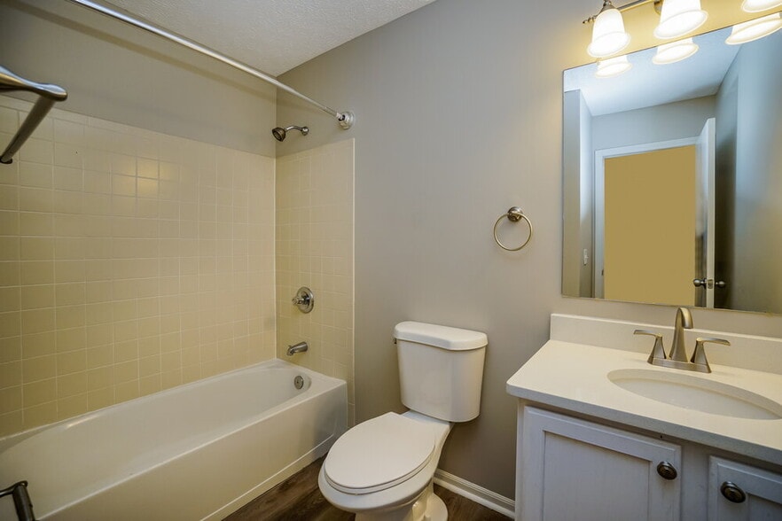 Building Photo - 1551 Covina Dr