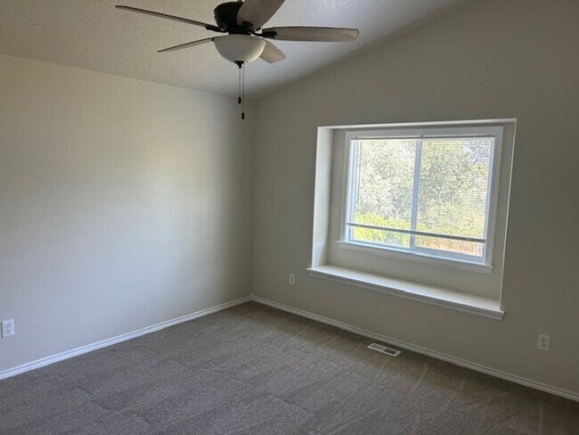 Building Photo - Cute Caldwell Home