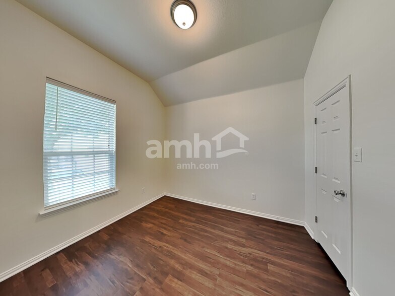 Building Photo - 313 Hawthorn Dr