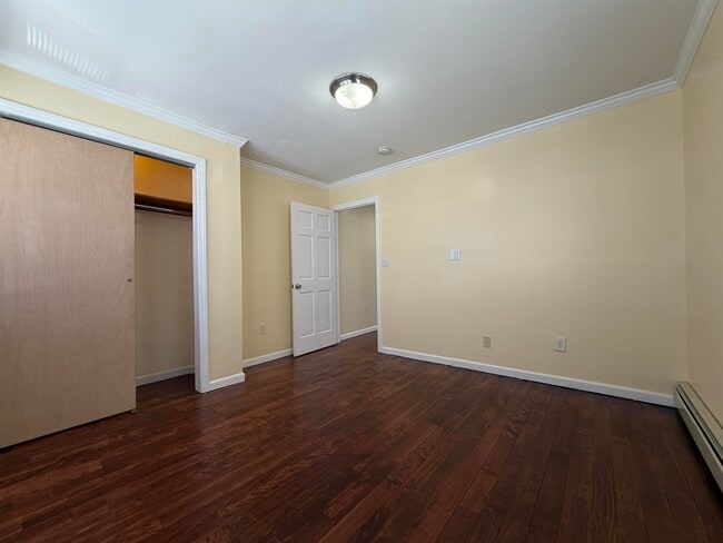 Building Photo - 77 Hutton St