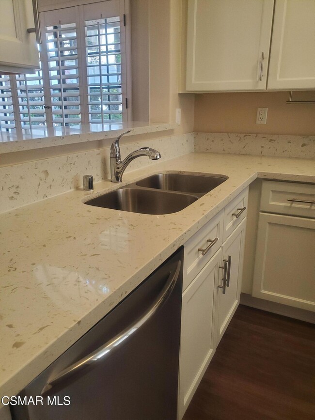 Building Photo - 4819 La Rosa Dr