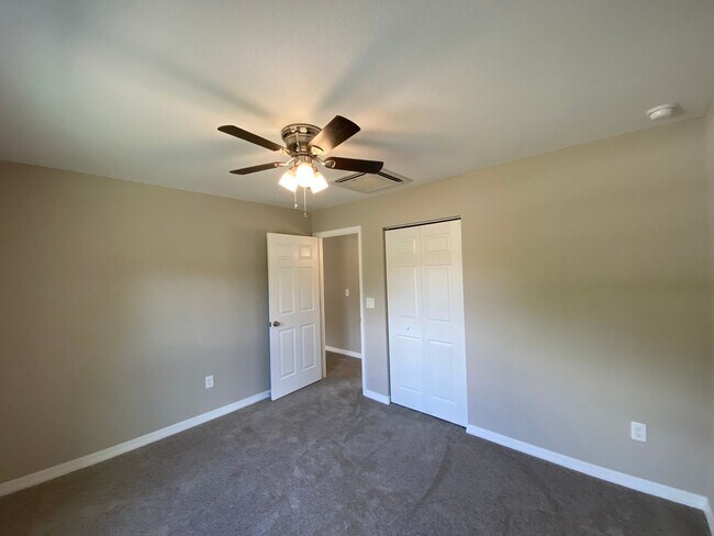 Building Photo - Desirable SE Ocala Neighborhood 3/2/2 *WON'T LAST*