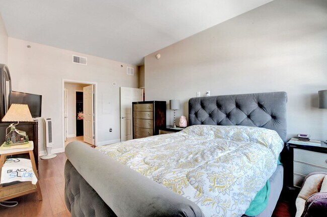 Building Photo - Fully Furnished Modern 2-Bedroom Condo at ...