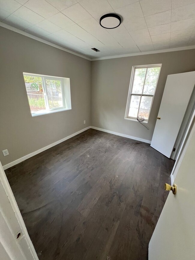 Building Photo - Newly Remodeled 2 Bedroom Home